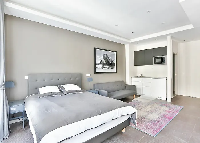 블루 나이트 아파트먼트 108 *