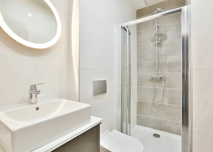 블루 나이트 아파트먼트 108 *